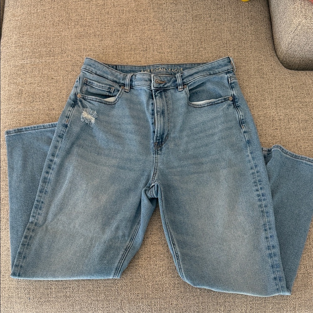 American Eagle Outfitters Light Wash Mom Jean
